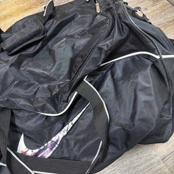 Nike Black Large Duffel Bag White Trim Shoulder Strap Multiple Pockets Fair Cond - Picture 3 of 5
